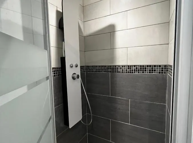 2 Pieces Avec Terrasse Proche Centre - Parking Gratuit A Proximite *